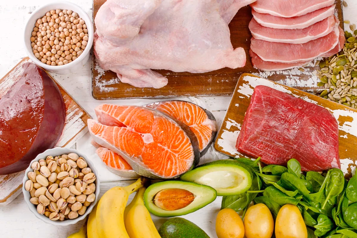 Que sintomas faz a falta de vitamina B12?