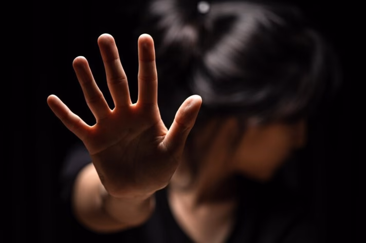 Quais são as causas da violência de género?