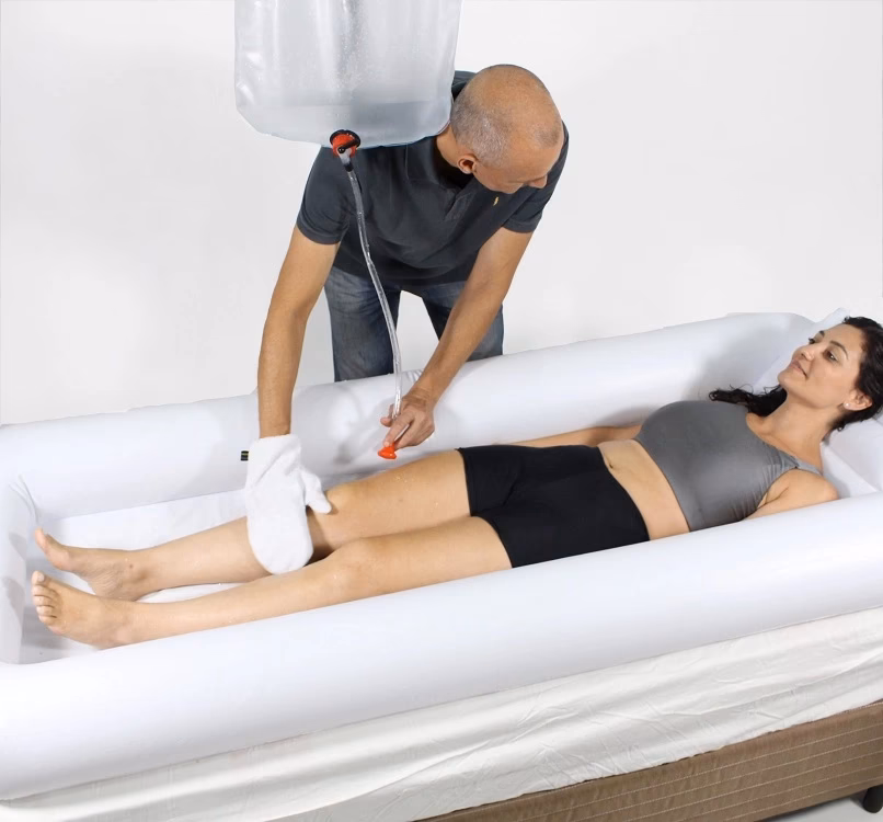 Como dar banho a um idoso no chuveiro?