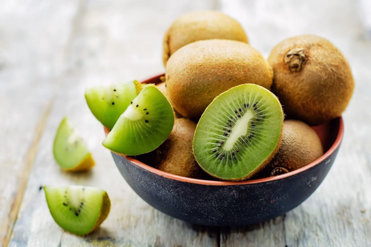 Qual é a vantagem de comer kiwi?