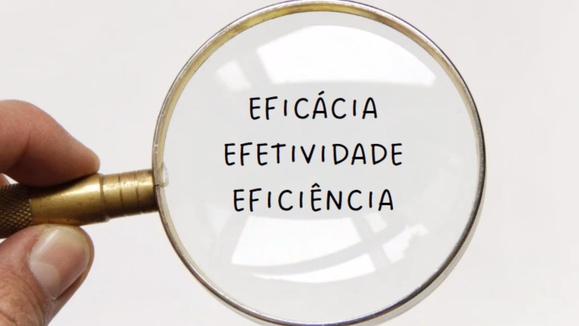 Qual é a diferença entre eficiência e eficácia?