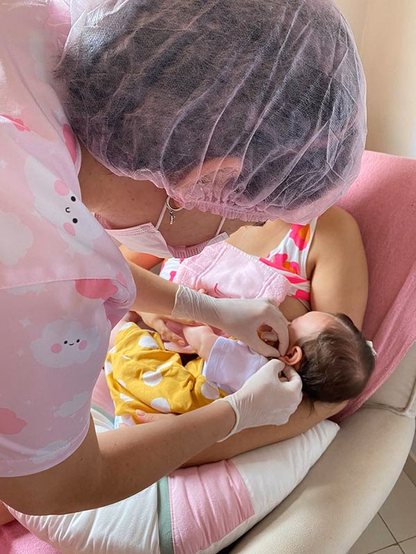 Quanto tempo demora a cicatrizar um furo na orelha?