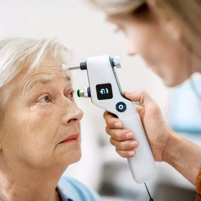 Quais são os sintomas de tensão ocular alta?