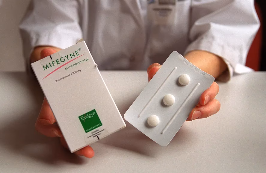 Qual é a diferença entre mifepristona e misoprostol?