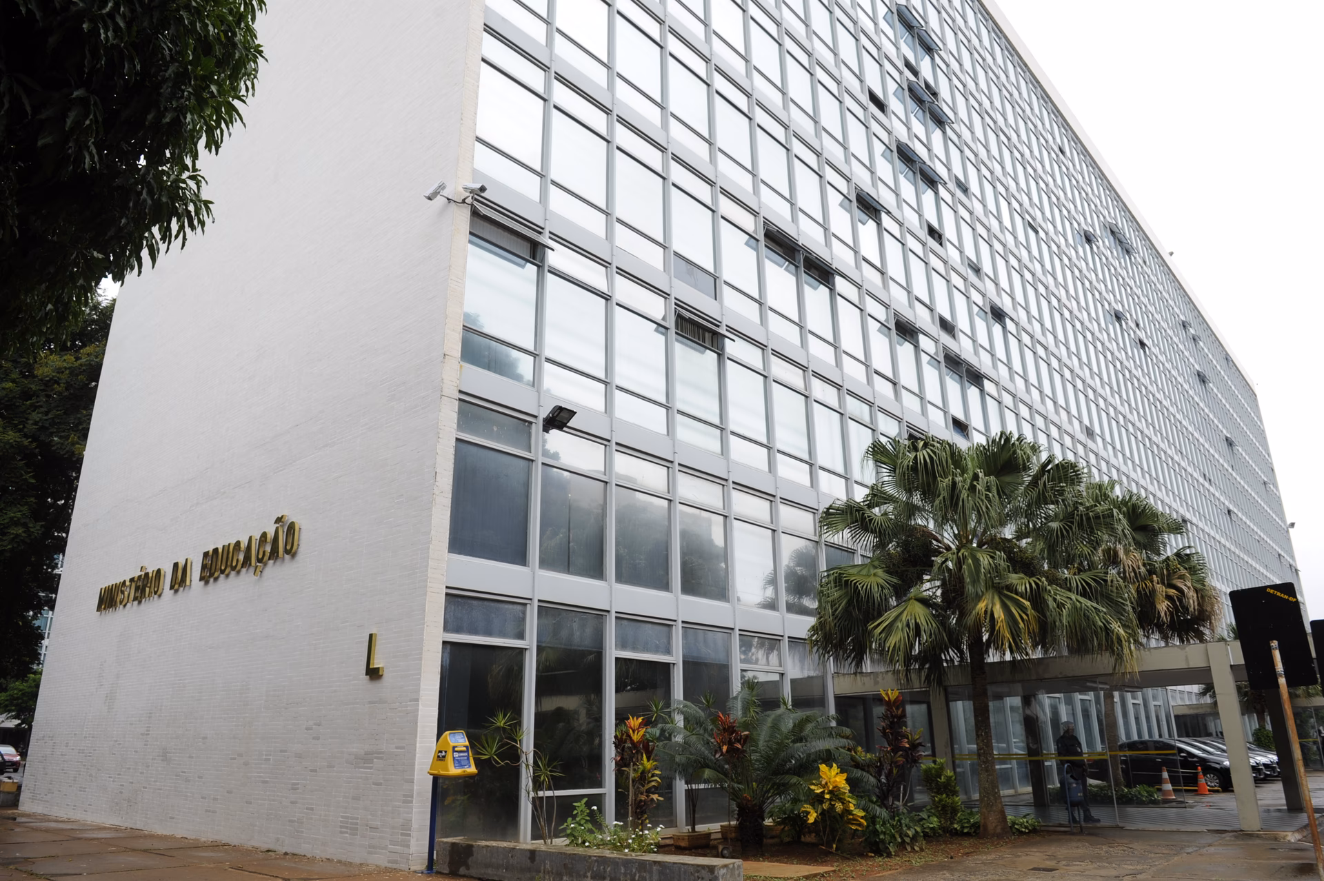 Como saber informações sobre uma escola?